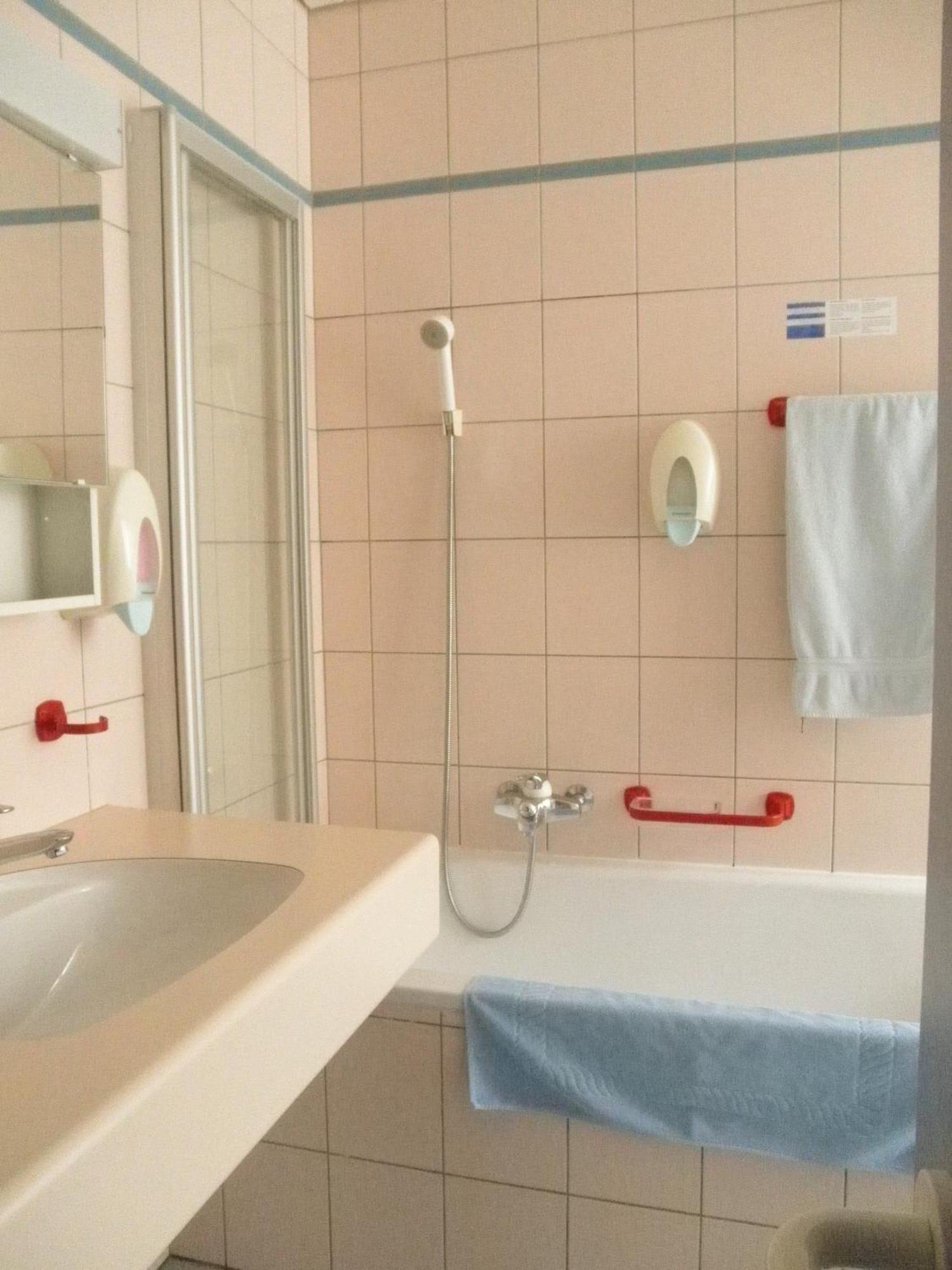 Hotel Du Port - Free Parking - Breakfast Included エスタヴァイエ・ル・ラック エクステリア 写真
