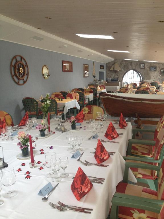Hotel Du Port - Free Parking - Breakfast Included エスタヴァイエ・ル・ラック エクステリア 写真